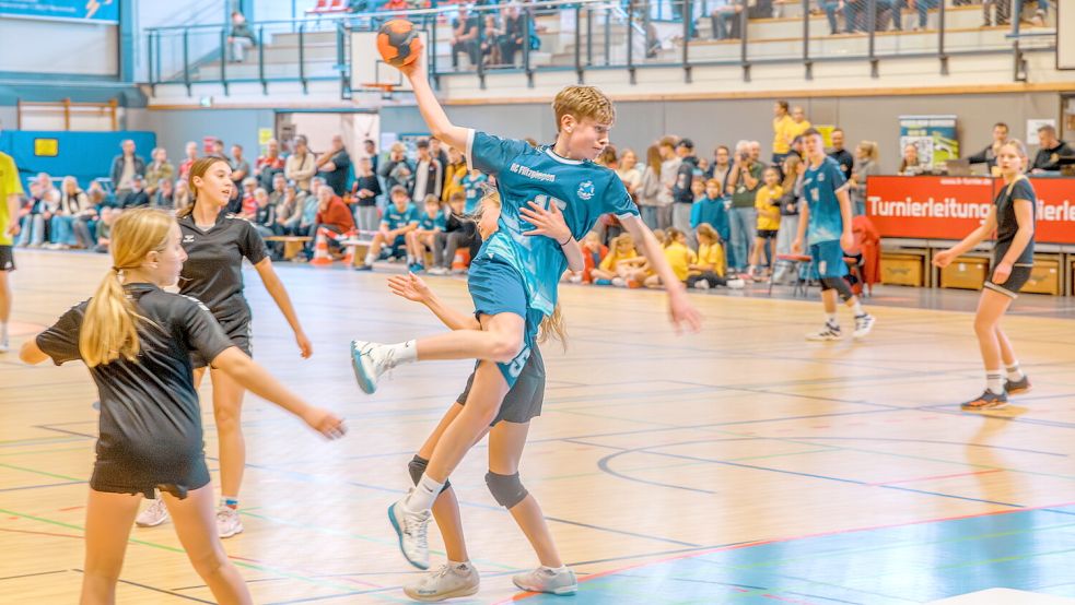 Auch am zweiten Turniertag zeigten die Akteure in der Marienhafer Knippelmeyer-Halle vollen Einsatz, wie hier im Spiel „Die Physio-Favoriten“ gegen „HC Flitzpiepen“. Foto: Folkert Bents