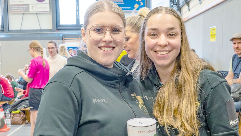 Saskia Barkhoff (links) und Fenja Jacobs verkaufen Lose. Foto: Folkert Bents