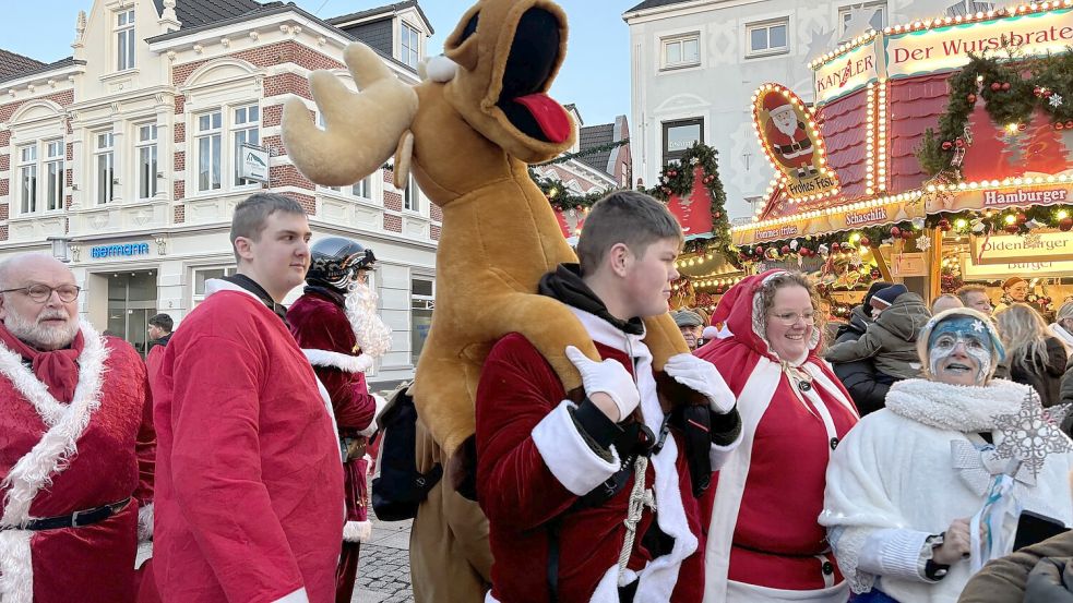 Die Weihnachtsrocker nahmen sich 2024 die Zeit, ihre Fahrzeuge am Rand des Weihnachtszaubers abzustellen und sich ins Gedränge zu stürzen. Foto: Mieke Matthes