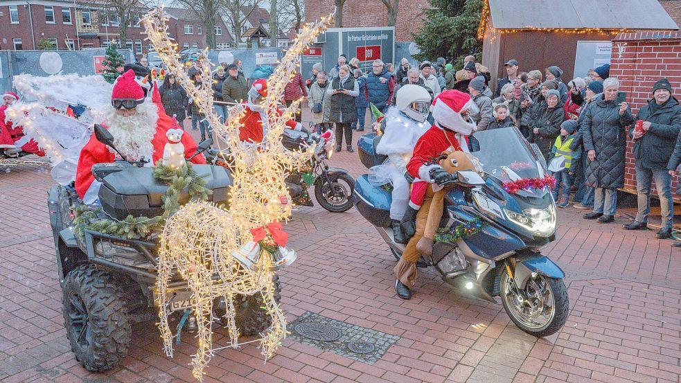 In diesem Jahr waren die Weihnachtsrocker - aufwendig verkleidet und dekoriert - unter anderem in Marienhafe zu Gast. Foto: Folkert Bents