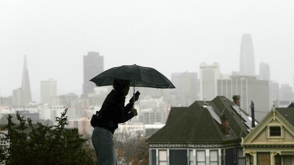 Die US-Behörden warnen vor heftigen Regenfällen und Sturzfluten. Foto: Jeff Chiu/AP/dpa