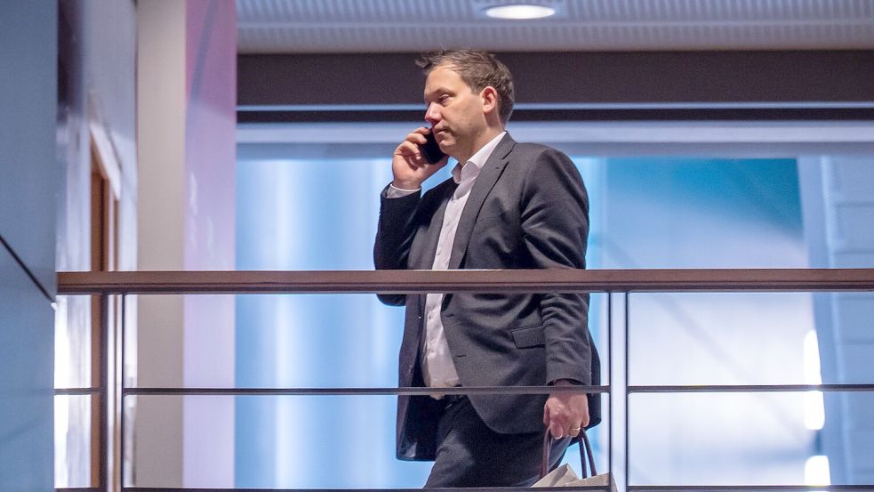 Finanzminister Lars Klingbeil (SPD) muss im Alltag viel Zeit am Handy verbringen - und will es an Weihnachten bewusst ausschalten. (Archivbild) Foto: Michael Kappeler/dpa