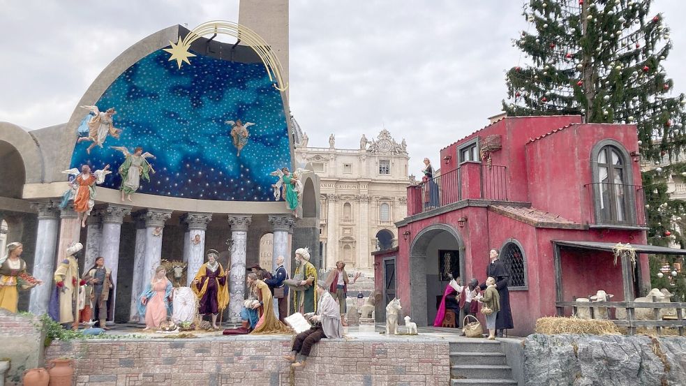 Die Krippe am Petersplatz lockt derzeit zahlreiche Besucher an. Foto: Sabine Dobel/dpa