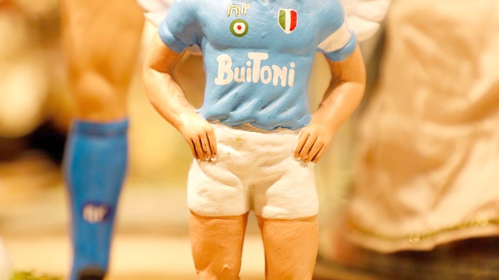 Fußball-Legende Maradona gab es in Neapel auch als Krippenfigur mit Engelsflügeln. (Archivbild) Foto: Fabio Sasso