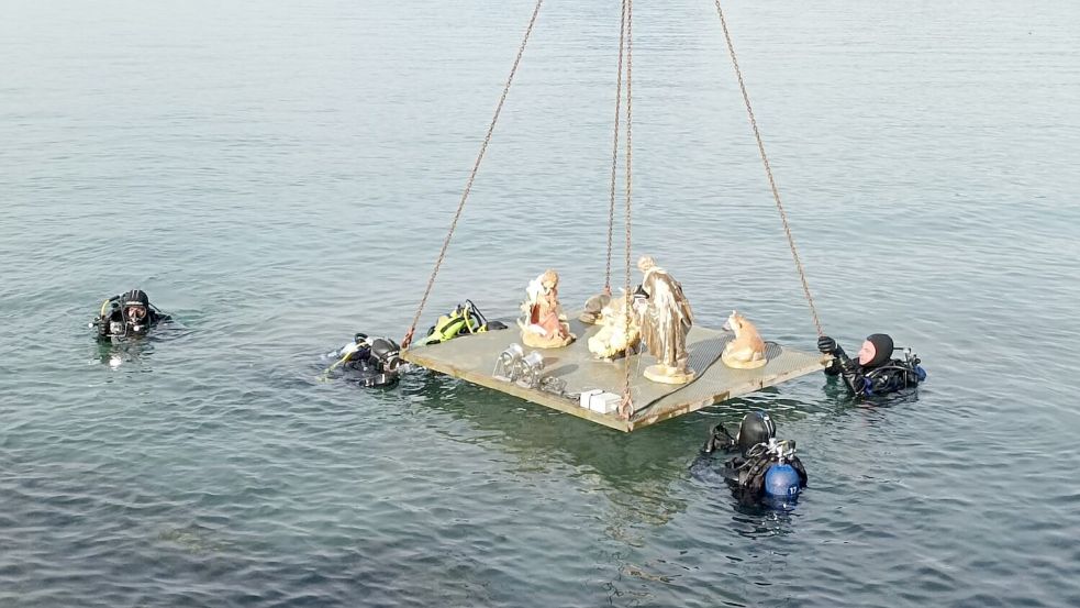 In Bardolino versenken Taucher eine Unterwasserkrippe. (Handout) Foto: Sara Fortunati/Kommune Bardolino
