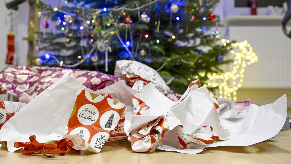 Die Weihnachtstage verursachen reichlich Müll – von Geschenkpapier bis zum Adventskranz. Doch wohin damit? Foto: IMAGO/Bernd Leitner