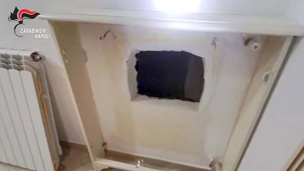 Hinter diesem Loch in der Mauer hatte der gesuchte Boss eines Camorra-Clans sein Versteck. (Handout) Foto: --/Carabineri Napoli/dpa