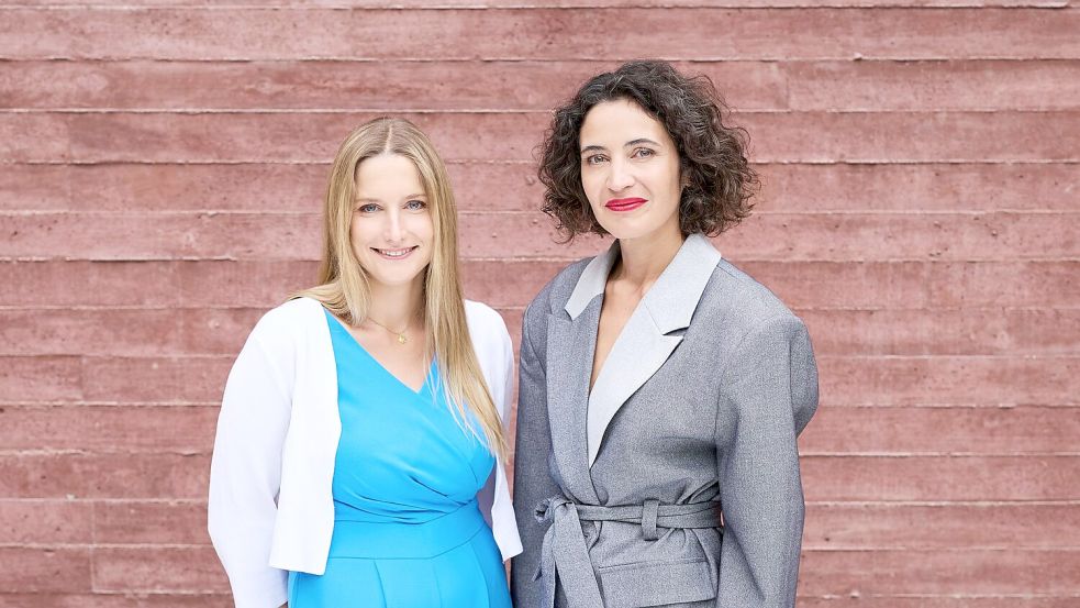 Die US-Regierung hat ein Einreiseverbot gegen die beiden HateAid-Geschäftsführerinnen Josephine Ballon (links) und Anna-Lena von Hodenberg wegen angeblicher Zensur amerikanischer Online-Plattformen verhängt. (Archivbild) Foto: Sven Serkis/HateAid/dpa