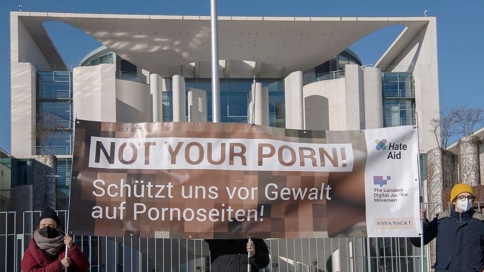 Eine Protestaktion von HateAid vor dem Kanzleramt in Berlin. Foto: Paul Zinken