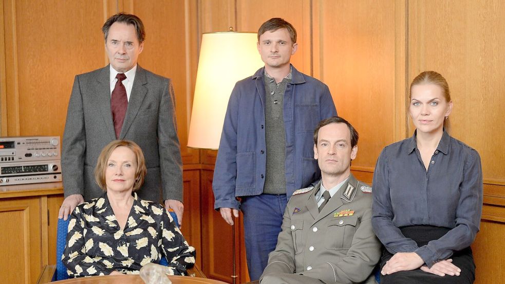 In „Weissensee“ spielte Kockisch (links) einen Stasi-Mann. Foto: Britta Pedersen/dpa