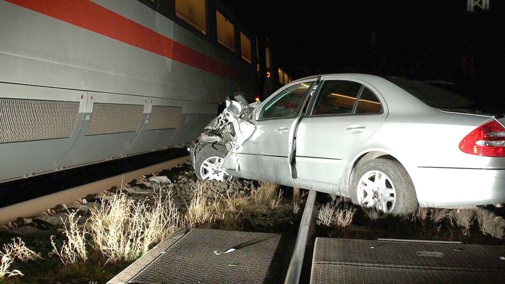 Das Auto stand auf dem Bahnübergang und wurde von einem ICE erfasst. Foto: Markus Wüllner/dpa