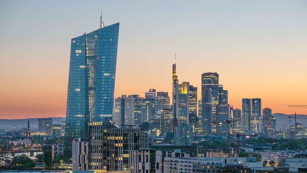 Die Europäische Zentralbank (EZB) hat die Leitzinsen im Euroraum im Juli, September, Oktober und Dezember nicht angetastet. Viele Volkswirte sehen die Talsohle der Zinssenkungen im Euroraum erreicht. (Archivbild) Foto: Boris Roessler