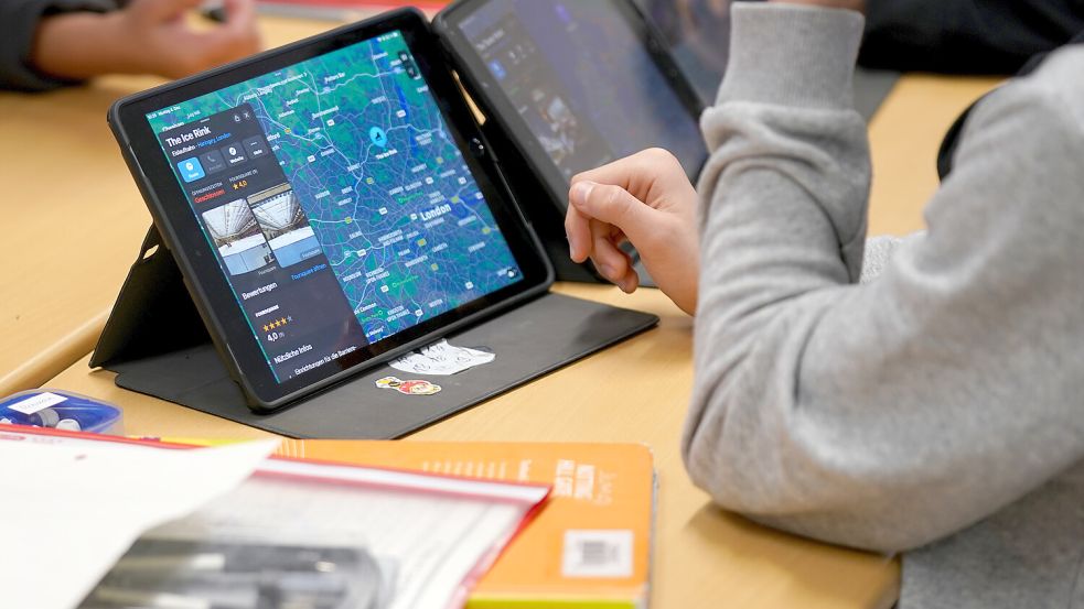 Schüler arbeiten an einem Tablet: Die Digitalisierung in den Schulen schreitet voran. Foto: dpa/ Marcus Brandt