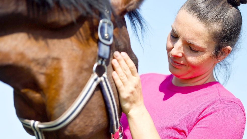 Isabel Ille ist Bereiterin und Pferdetrainerin. Sie übt Kritik daran, dass Pferde im Sport nicht immer gut behandelt werden. Foto: Michael Gründel