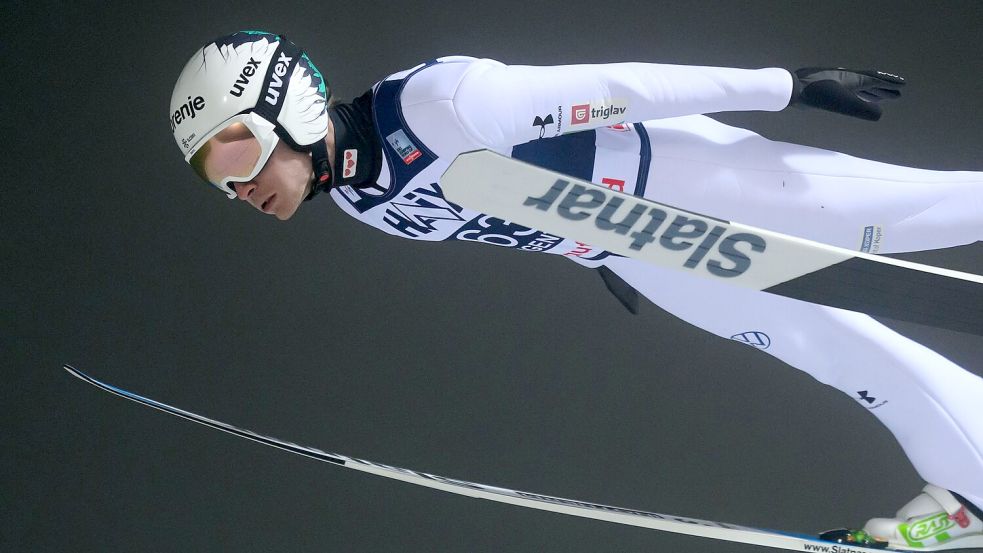 Anze Lanisek ist im Gesamtweltcup vorne dabei. (Archivbild) Foto: Hendrik Schmidt