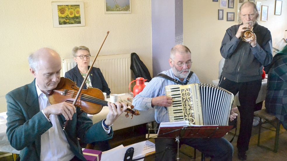Für Musik sorgten Pastor Jörg Schmid, Jan-Hendryk Bas und Manfred Lüdcke. Auch die städtische Fachbereichsleiterin Dr. Edith Ulferts sang mit. Foto: Aiko Recke