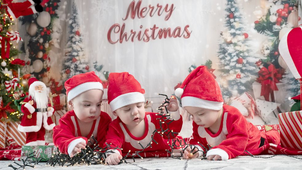 Für ein Fotoshooting mit den Babys hat die Familie ihr Wohnzimmer in ein kleines Fotostudio mit weihnachtlicher Kulisse verwandelt. Foto: Klaus Ortgies
