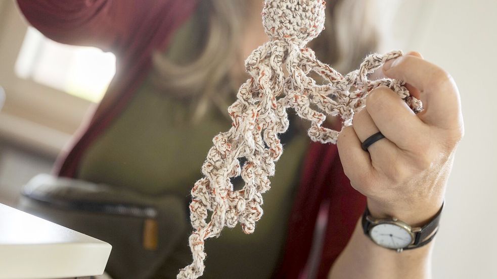 Für jedes Kind, das sie und ihr Mann in der Osnabrücker Bereitschaftspflege aufnehmen, häkelt Pflegemutter Agnes einen kleinen Kraken – ein Symbol dafür, dass viele Arme diese Kinder beim Großwerden tragen. Foto: Swaantje Hehmann