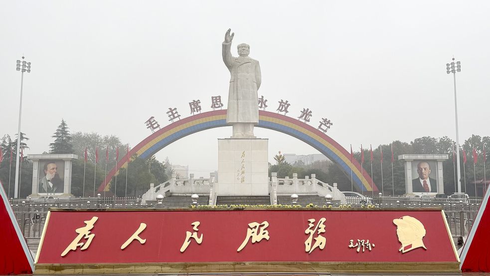 Auf dem Hauptplatz des Dorfes Nanjiecun steht eine große Statue von Mao Zedong. Hinter ihm prangert in großen Buchstaben: „Mao Zedongs Gedanken leuchten für immer über uns.“ Foto: Lamis Amara