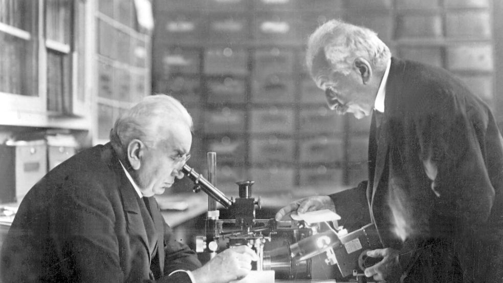 Die Brüder Auguste (rechts) und Louis Lumière gelten als Erfinder des Kinos. (Archivbild) Foto: picture-alliance / dpa