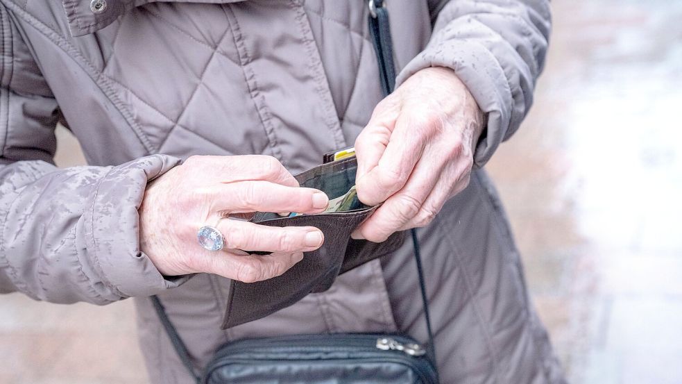 Den Rentnerinnen und Rentnern wird 2026 mehr Geld überwiesen. (Archivbild) Foto: Sina Schuldt