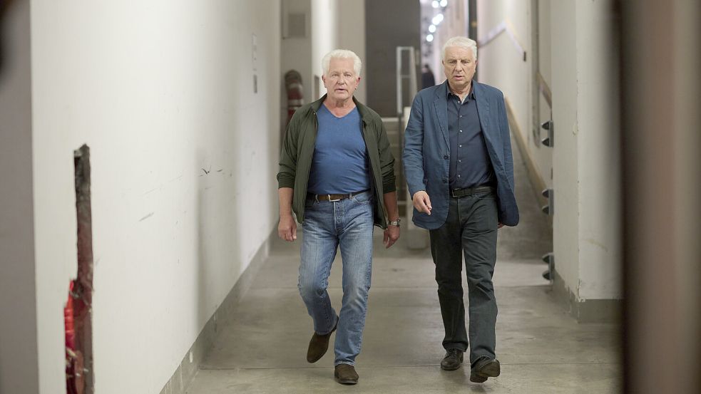 Kriminalhauptkommissar Ivo Batic (Miroslav Nemec) und Kriminalhauptkommissar Franz Leitmayr (Udo Wachtveitl) irren im „Tatort: Das Verlangen“ durch die Gänge. Foto: BR/Claussen+Putz Filmproduktion GmbH/Walter Wehner