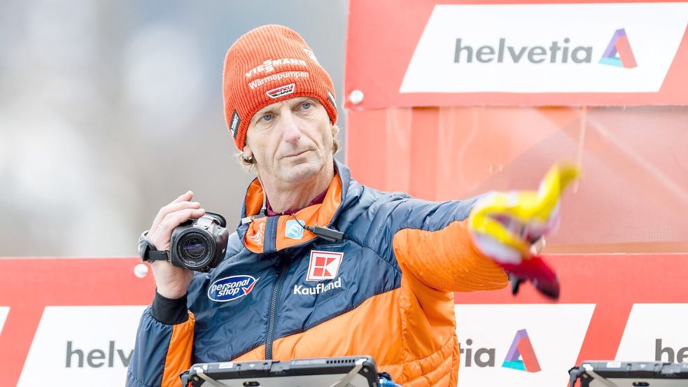 Erst ausschlafen, dann springen: Heinz Kuttin scherzt bei der Tournee-Zukunft. (Archivbild) Foto: Philipp Schmidli