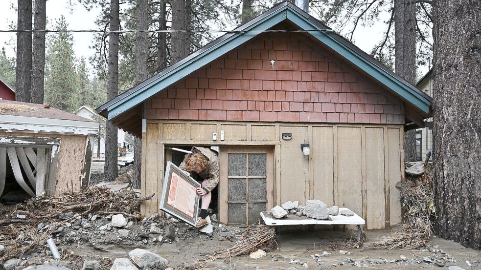 Statt Weihnachten unter dem Tannenbaum zu feiern, wurden Menschen von Erdlawinen, Stromausfällen oder anderen Folgen des Wintersturms überrascht. Foto: William Liang/AP/dpa