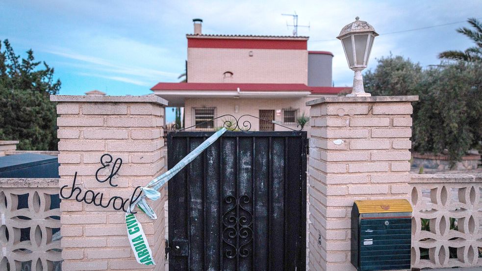 Polizeitape am Tatort in Elche, wo zwei Deutsche bei einem Gewaltverbrechen starben. Foto: AFP/PABLO MIRANZO
