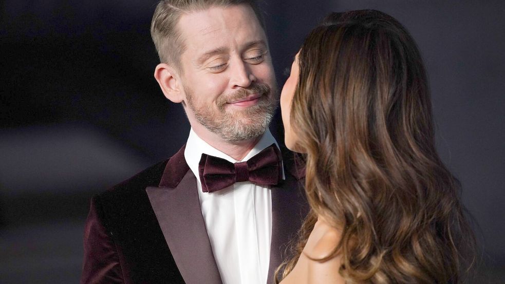 Der frühere Kinderstar und „Kevin“-Darsteller Macaulay Culkin möchte seine kleinen Söhne so lange wie möglich im Dunkeln über seine Rolle in dem Weihnachtsklassiker lassen. (Archivbild) Foto: Jordan Strauss/Invision/AP/dpa