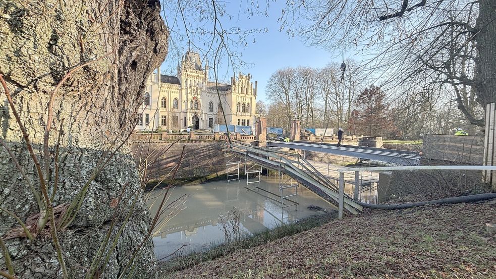 Die Bauarbeiter können dank der Stahlträger den Graben schon wieder trockenen Fußes überqueren. Foto: Jonas Bothe