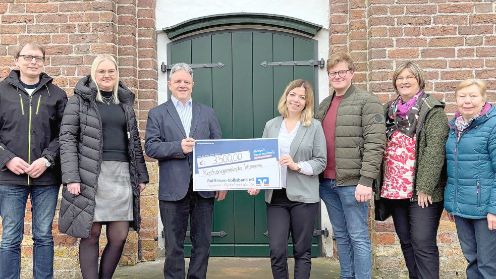 Symbolische Scheckübergabe mit (von links): Gerald Schmidt (Kirchenvorstand), Kerstin Gelmers (Filialleiterin RVB Holtrop), Pastor Frank Karsten, Sandra Cassens (RVB-Fördermittelbeauftragte), Marco Garrelts (1. Vorsitzender Kirchenvorstand) sowie Doris Marschall und Tjedine Oltmanns (beide Kirchenvorstand).Foto: privat
