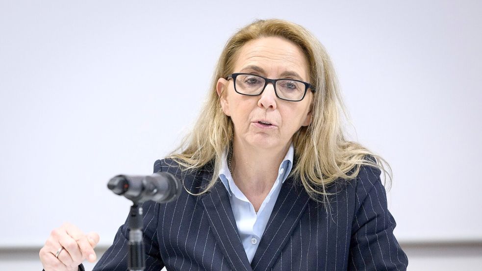 Polizeipräsidentin Barbara Slowik Meisel weist auf den hohen Anteil Jugendlicher bei Gewalttätern hin. (Archivbild) Foto: Bernd von Jutrczenka/dpa