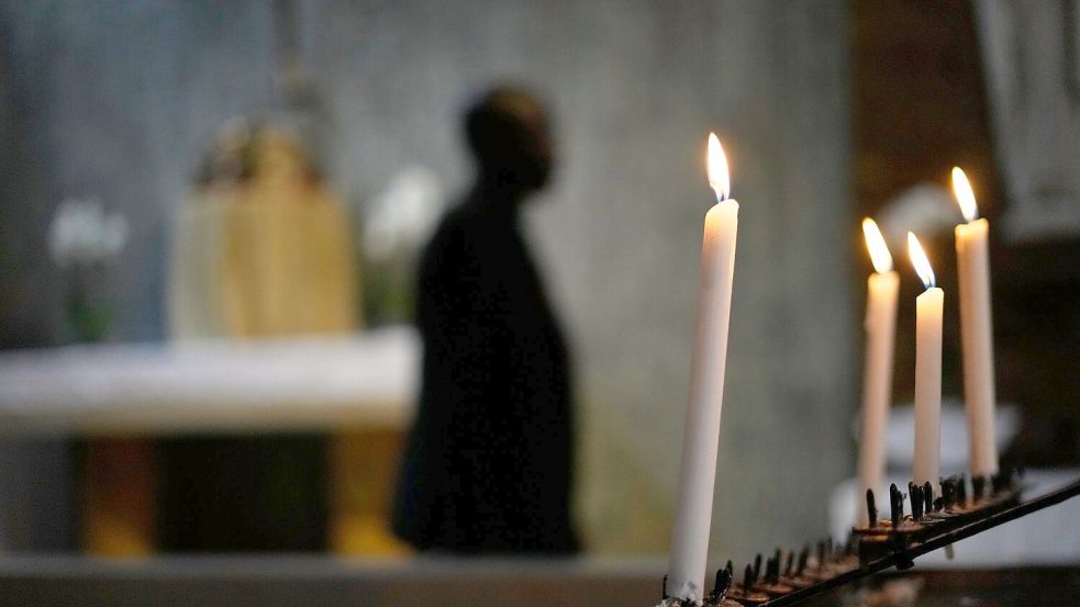 Viele berühmte Menschen haben sich 2025 von der Welt verabschiedet. (Symbolbild) Foto: Themba Hadebe/AP/dpa