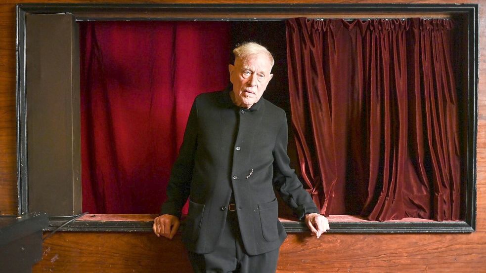 Der Theatermacher Claus Peymann ist mit 88 Jahren gestorben. (Archivbild) Foto: Jens Kalaene