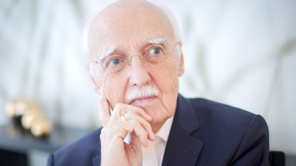 Überraschend viele Deutsche blicken mit Optimismus auf das neue Jahr, findet der Hamburger Zukunftsforscher Horst Opaschowski. (Archivbild) Foto: Christian Charisius