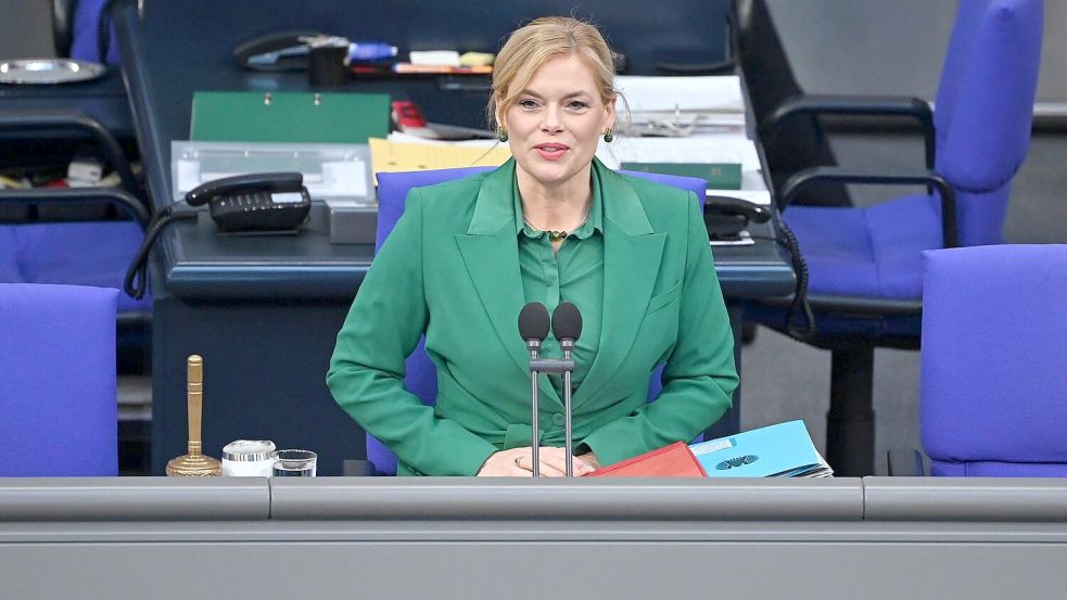 Bundestagspräsidentin Julia Klöckner fordert strengere Voraussetzungen für eine Beschäftigung durch Abgeordnete und eine bessere Drohnenabwehr. (Archivbild) Foto: Elisa Schu/dpa