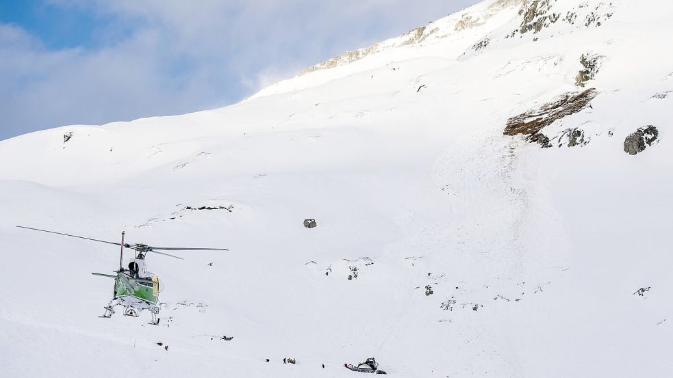 Rettungshubschrauber suchten nach den Vermissten. (Symbolbild) Foto: Urs Flueeler/KEYSTONE/dpa