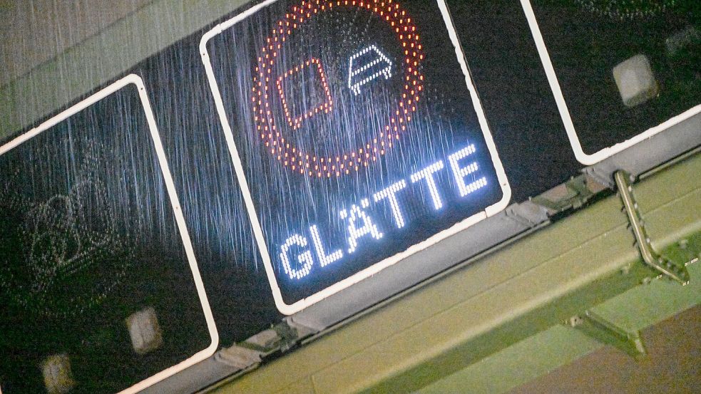 Der DWD warnt vor glatten Straßen. (Symbolbild) Foto: Jason Tschepljakow/dpa