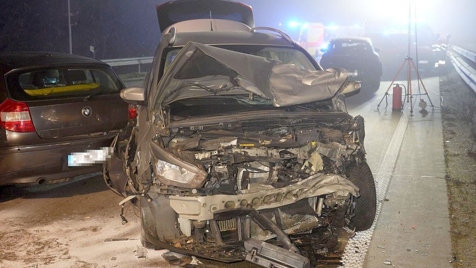 In Niedersachen kam es am frühen Morgen zu einem Unfall auf der spiegelglatten Autobahn 1. Dabei wurden nach Polizeiangaben fünf Menschen leicht verletzt. Foto: Nord-West-Media TV/Nord-West-Med