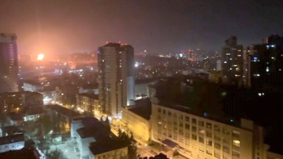 In der ukrainischen Hauptstadt Kiew sind bei russischen Luftschlägen mehrere Menschen verletzt worden. Foto: Uncredited/AP/dpa