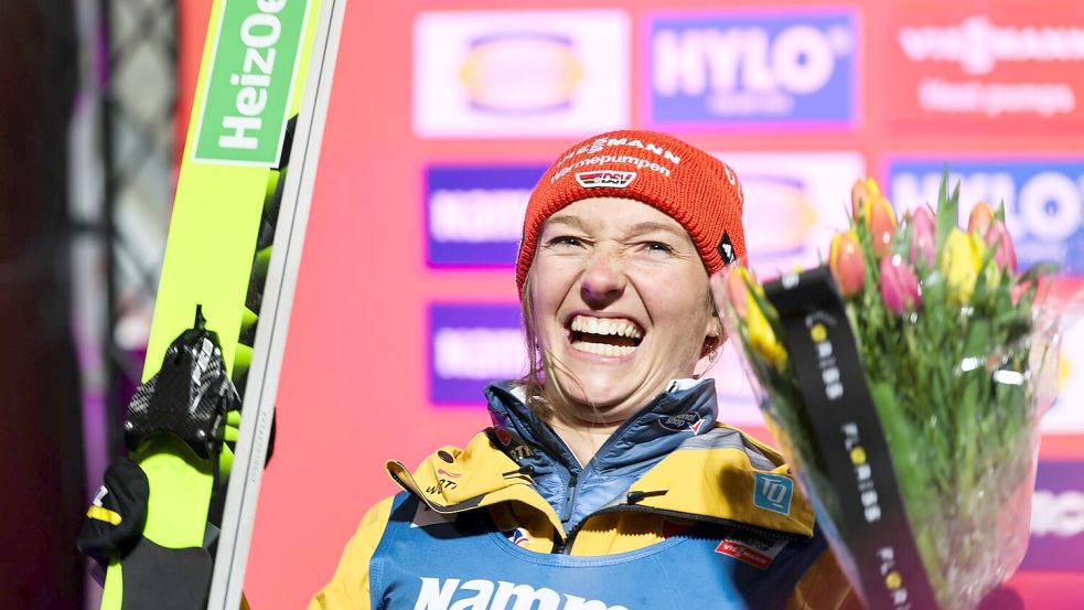 So sah man sie häufig: Springerin Schmid im Auslauf. (Archivbild) Foto: Geir Olsen/NTB Scanpix/AP/dpa