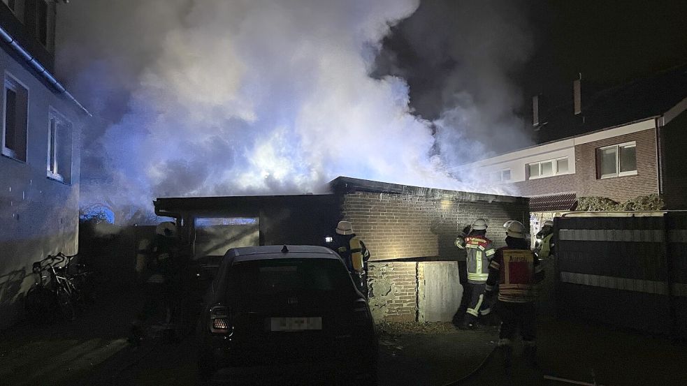 Dichter Rauch erschwerte die Löscharbeiten an der Kirchdorfer Straße. Foto: Daniel Gerock/Feuerwehr Aurich