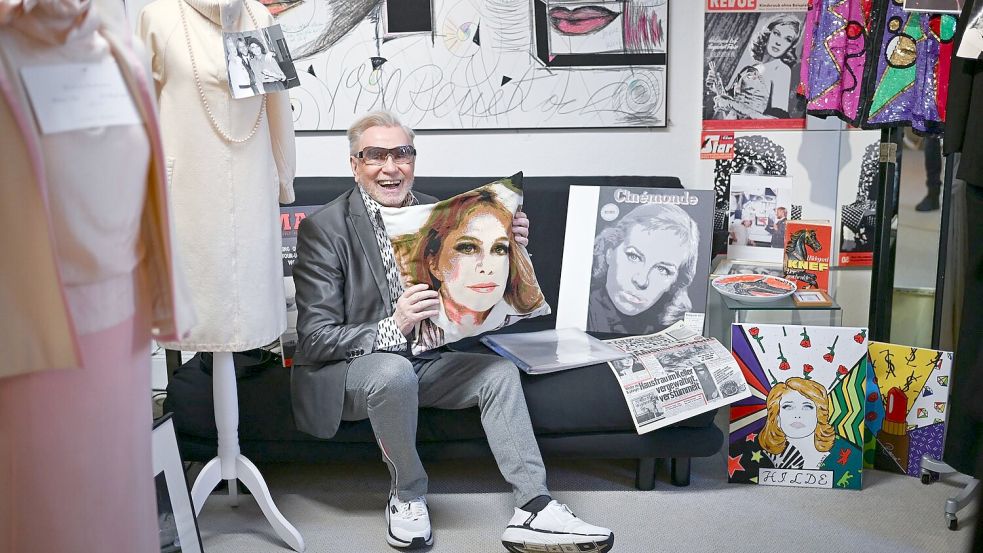 Ein kleiner Schrein: Visagist René Koch erinnert an seine Hilde. Foto: Jens Kalaene