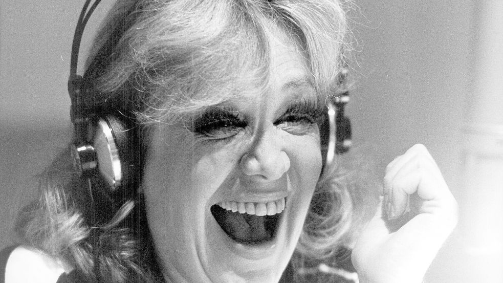 Hildegard Knef lacht bei einer Aufnahme im Plattenstudio in München. (Archivfoto) Foto: Istvan Bajzat/dpa