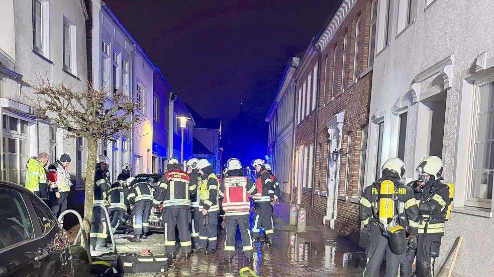 Die Feuerwehren Aurich, Haxtum, Walle und Middels waren am späten Abend des zweiten Weihnachtsfeiertages im Einsatz. Foto: Diana Stöhr Aeilts/Feuerwehr