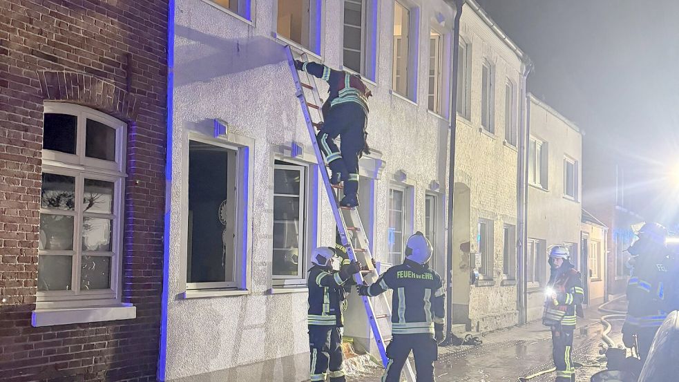 Mit Leitern kletterten die Einsatzkräfte zu den beiden Bewohnern, die in den oberen Stockwerken festsaßen, um sie zu beruhigen. Foto: Diana Stöhr-Aeilts/Feuerwehr