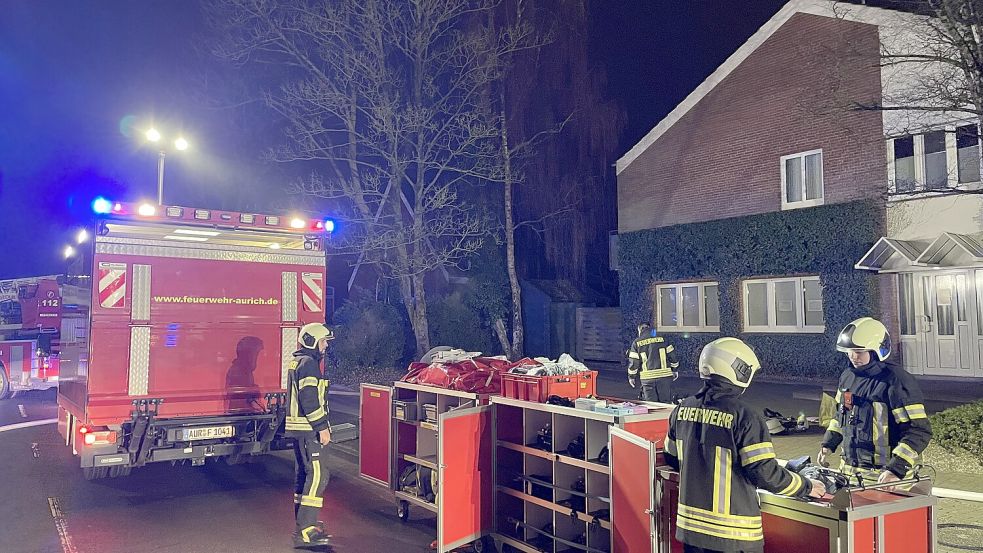 Das Übergreifen der Flammen auf ein benachbartes Wohnhaus konnte verhindert werden. Foto: Daniel Gerock/Feuerwehr Aurich