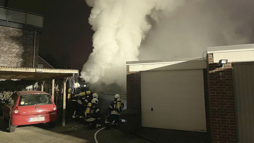 Aufgrund der starken Rauchentwicklung wurde die Bevölkerung im Innenstadtbereich gewarnt. Foto: Daniel Gerock/Feuerwehr Aurich