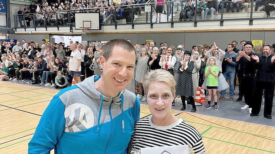 Peter Adena beschenkte Andrea Wessels von „German´s last family“. Sie erzielte das 666. Turniertor. Foto: privat